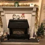 Beautiful 3 Bed Entire House Hosted By Dam