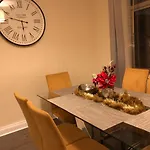 Beautiful 3 Bed Entire House Hosted By Dam