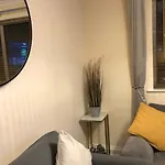 Beautiful 3 Bed Entire House Hosted By Dam