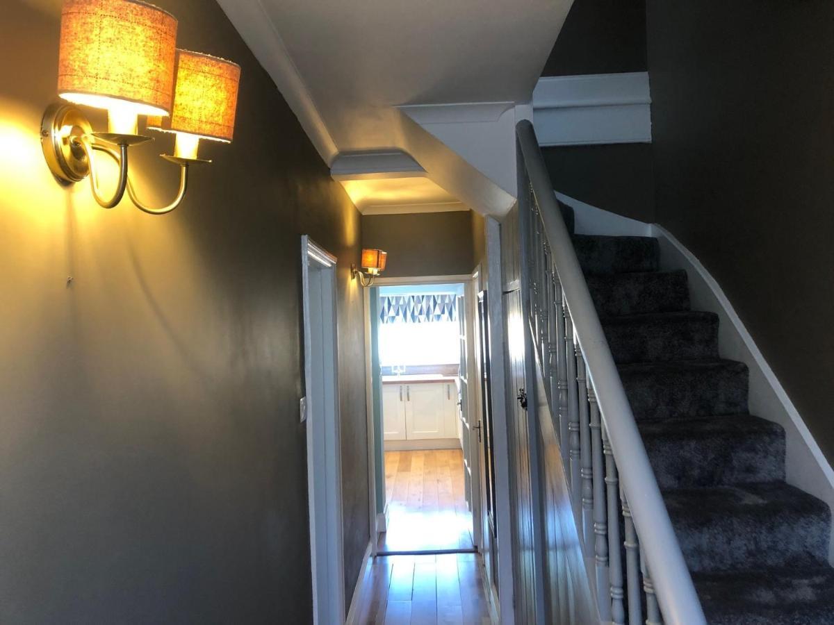 Beautiful 3 Bed Entire House Hosted By Dam Swindon