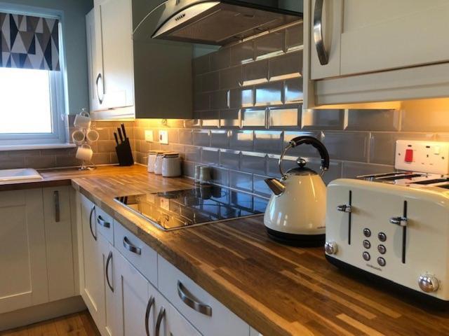 Beautiful 3 Bed Entire House Hosted By Dam Holiday home Swindon