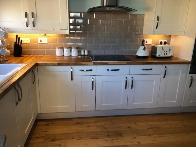 Beautiful 3 Bed Entire House Hosted By Dam * Swindon