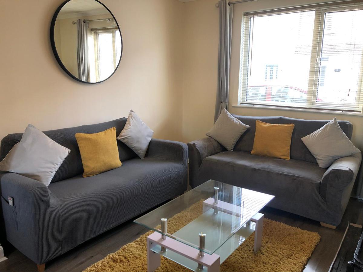 Beautiful 3 Bed Entire House Hosted By Dam * Swindon