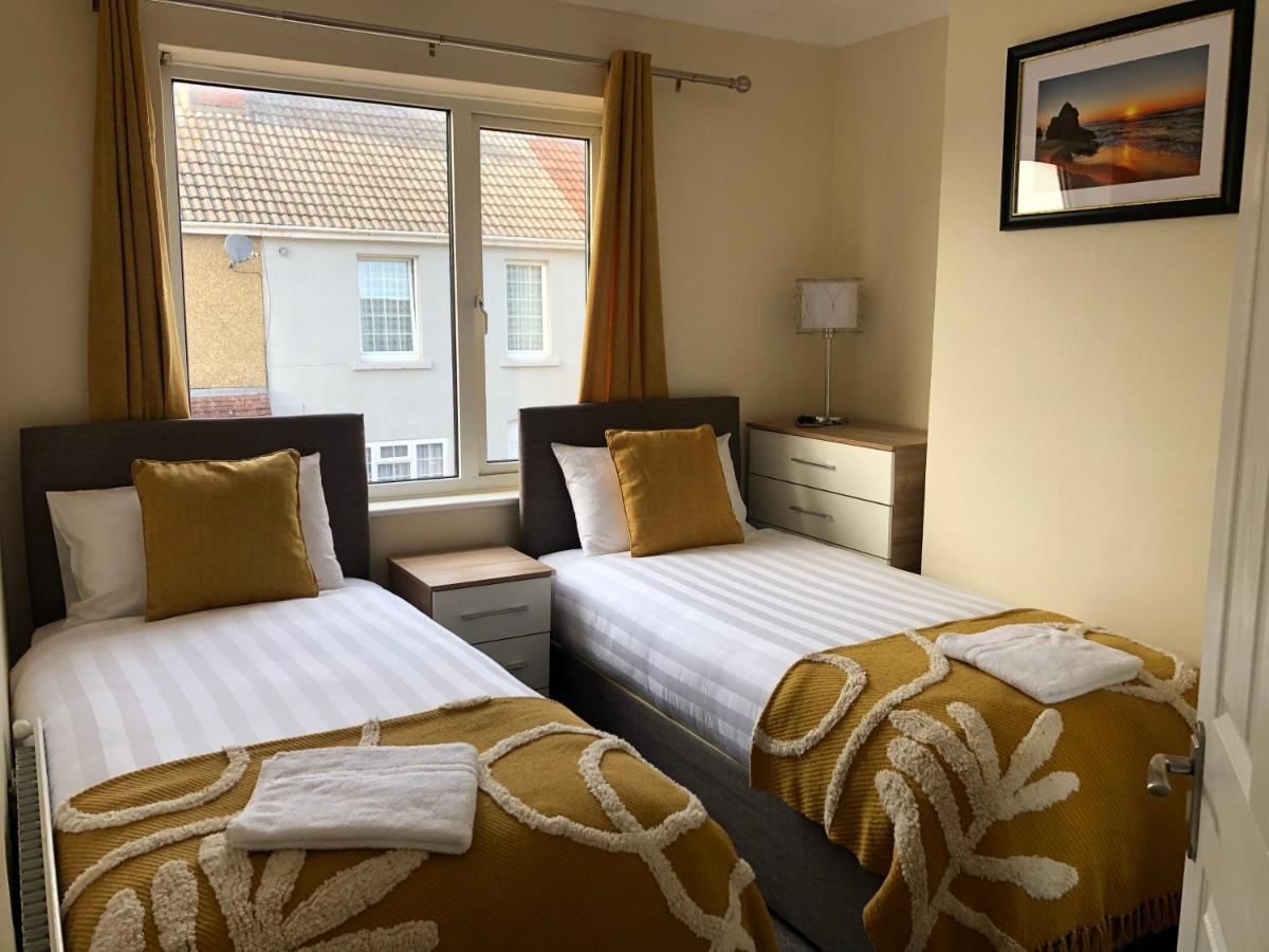 Holiday home Beautiful 3 Bed Entire House Hosted By Dam Swindon