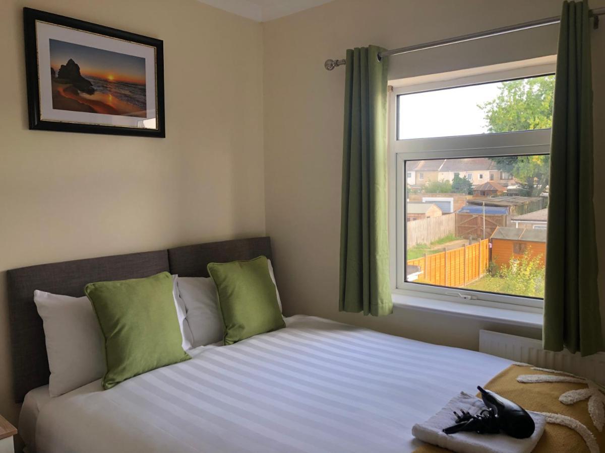 Beautiful 3 Bed Entire House Hosted By Dam