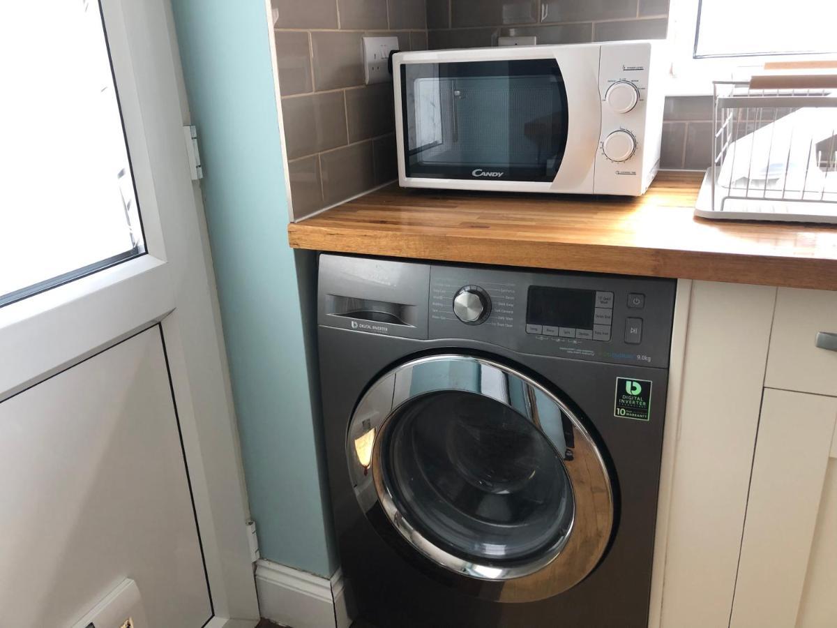 Beautiful 3 Bed Entire House Hosted By Dam