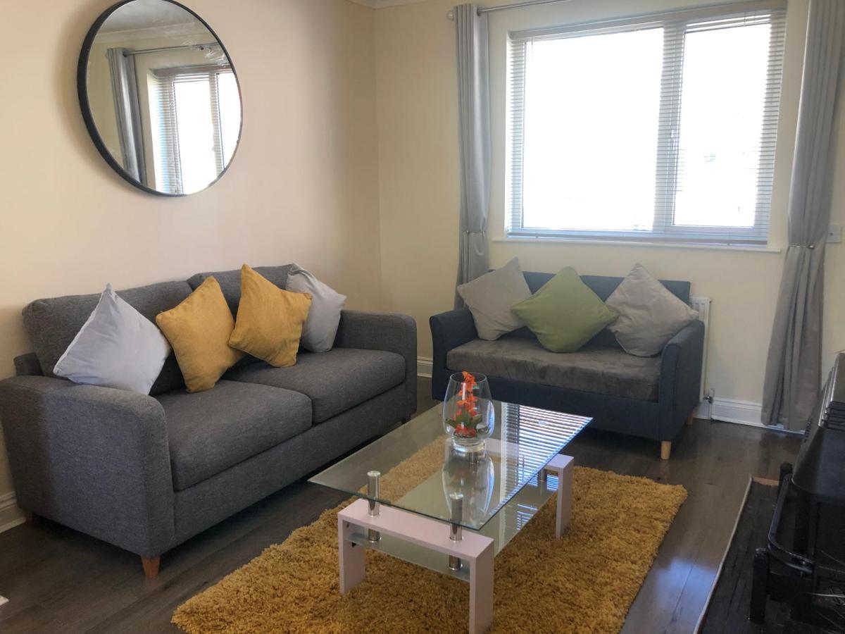 Beautiful 3 Bed Entire House Hosted By Dam * Swindon