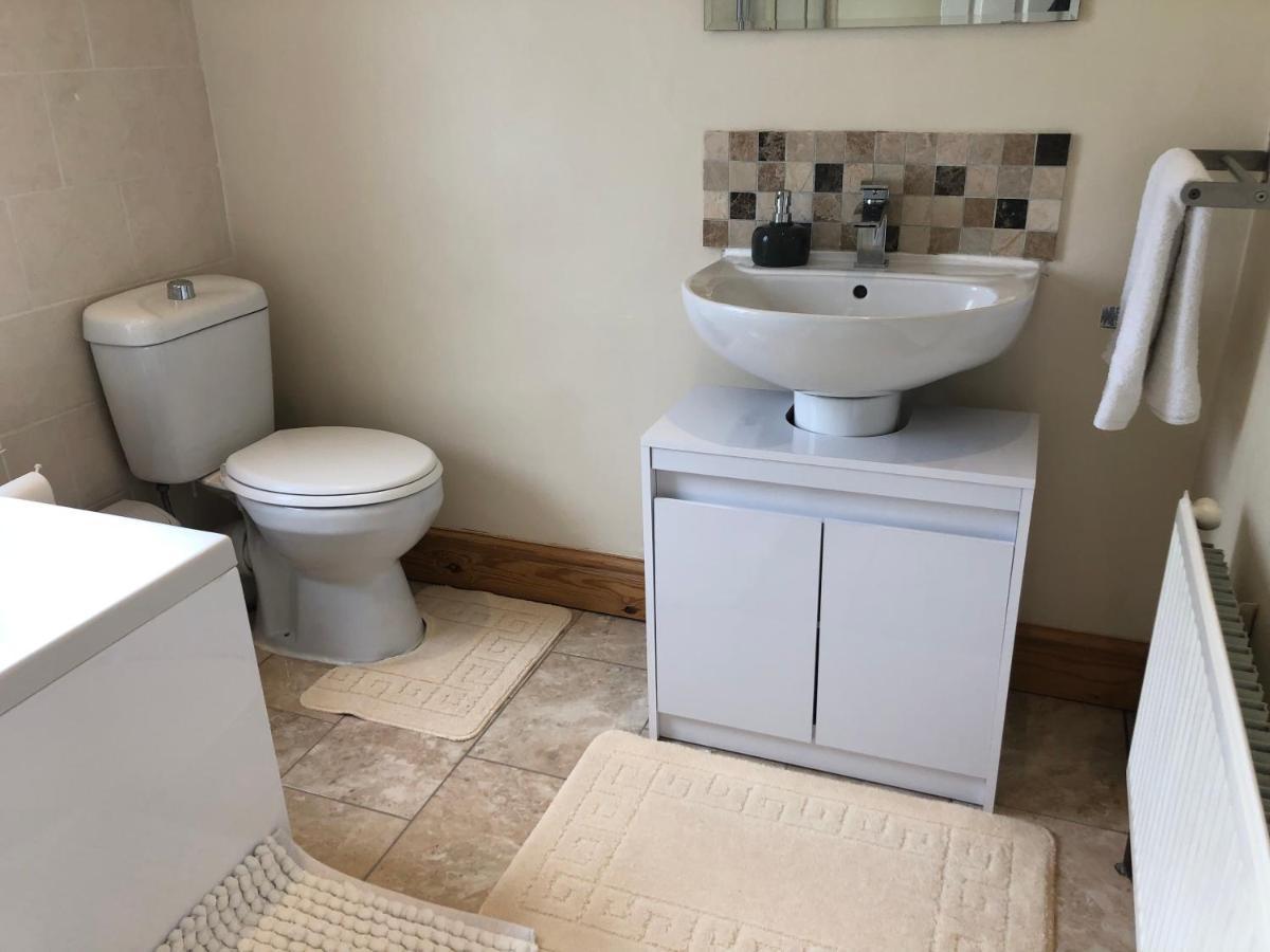 Beautiful 3 Bed Entire House Hosted By Dam * Swindon