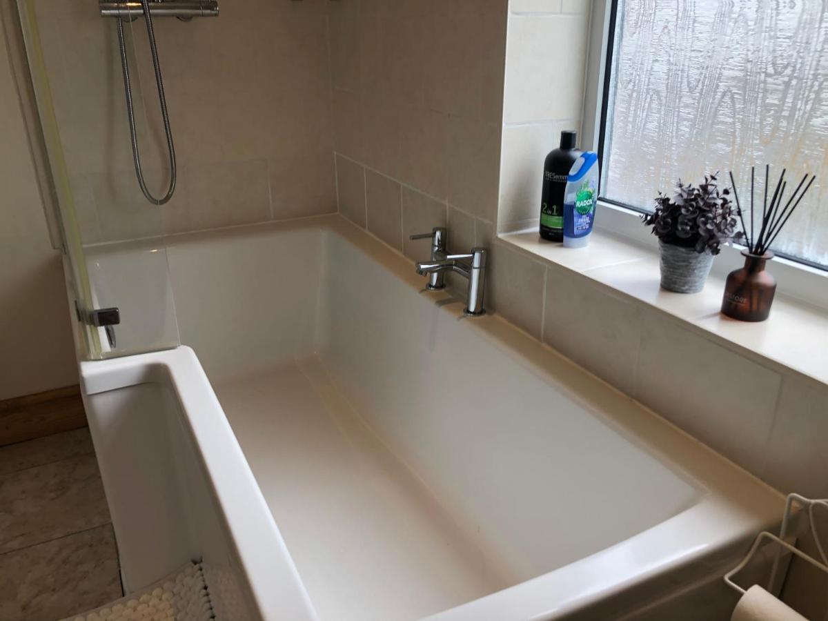 Beautiful 3 Bed Entire House Hosted By Dam Holiday home Swindon