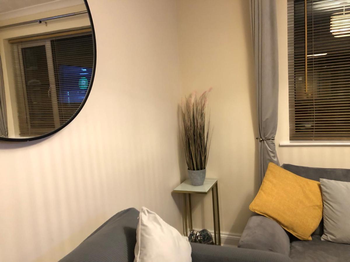 Beautiful 3 Bed Entire House Hosted By Dam * Swindon