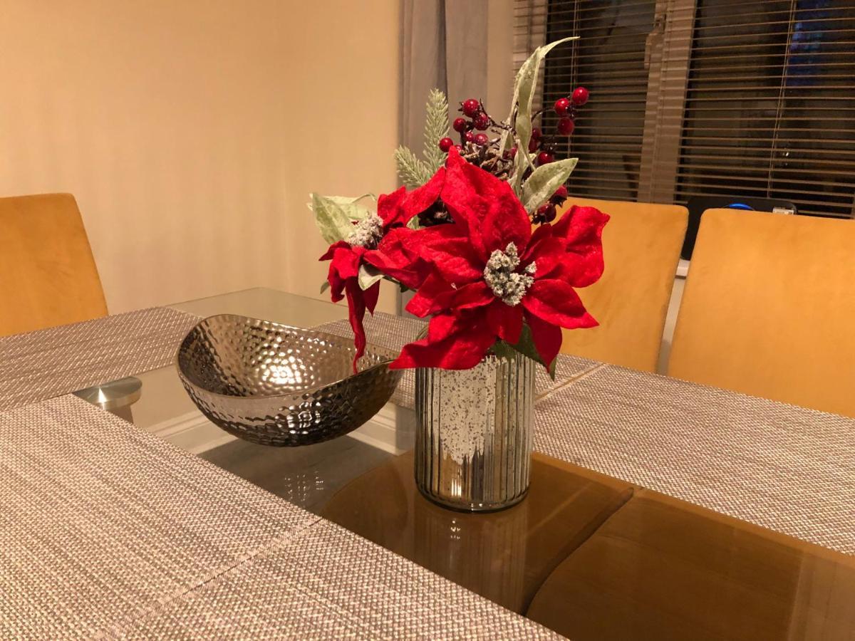 Beautiful 3 Bed Entire House Hosted By Dam * Swindon